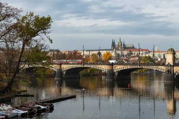 Řeka Vltava a Pražský hrad za slunečného dne na podzim — Stock fotografie