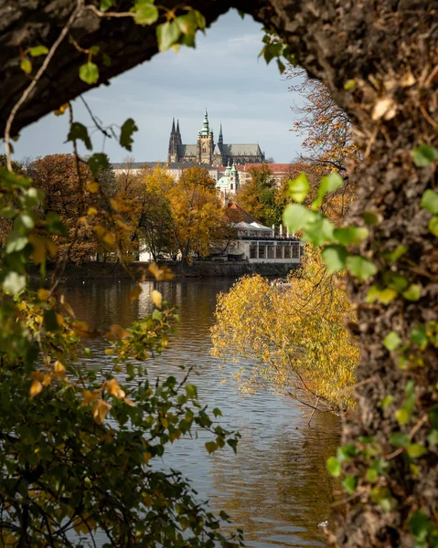 Rivière Vltava et château de Prague par une journée ensoleillée en automne — Photo