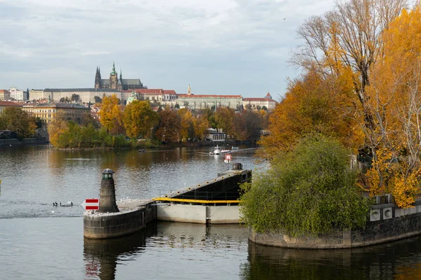 秋天阳光灿烂的日子里，布拉格的弗尔塔瓦河和城堡 — 图库照片