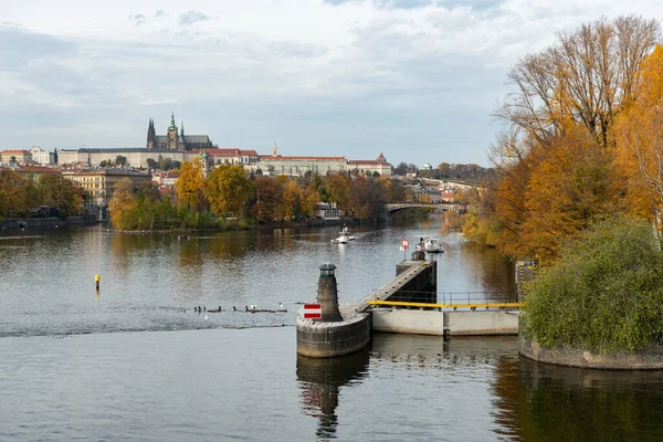 Río Moldava y castillo de Praga en un día soleado en otoño — Foto de Stock