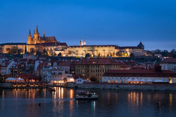 Río Moldava y castillo de Praga por la noche en otoño — Foto de Stock