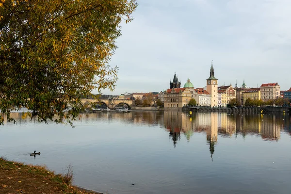 Rivière Vltava et vieux bâtiments de Prague par une journée ensoleillée en automne — Photo