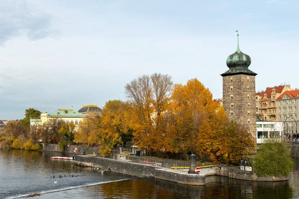 Torre dell'acqua vicino al fiume Moldava a Praga in una giornata nuvolosa in autunno — Foto Stock