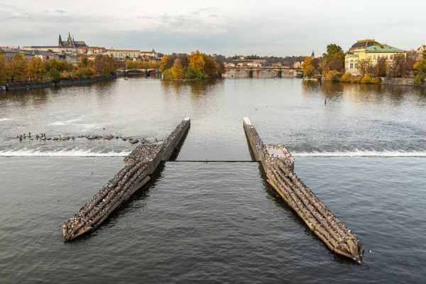 Cascade et gardes de glace dans la rivière Vltava à Prague — Photo