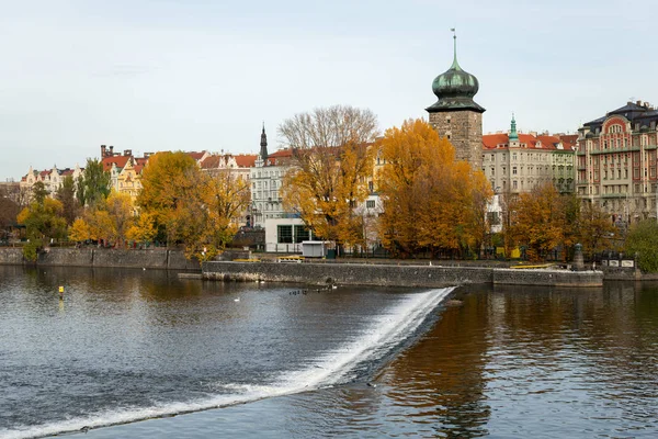 Torre dell'acqua vicino al fiume Moldava a Praga in una giornata nuvolosa in autunno — Foto Stock