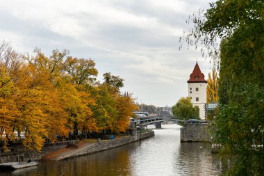 Sonbaharda bulutlu bir günde Prag 'da Vltava nehrinin yanında su kulesi