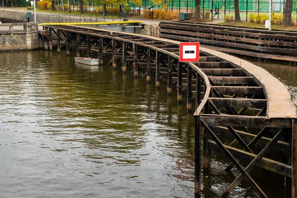 Serratura cancello al fiume Moldava a Praga in una giornata nuvolosa in autunno — Foto Stock