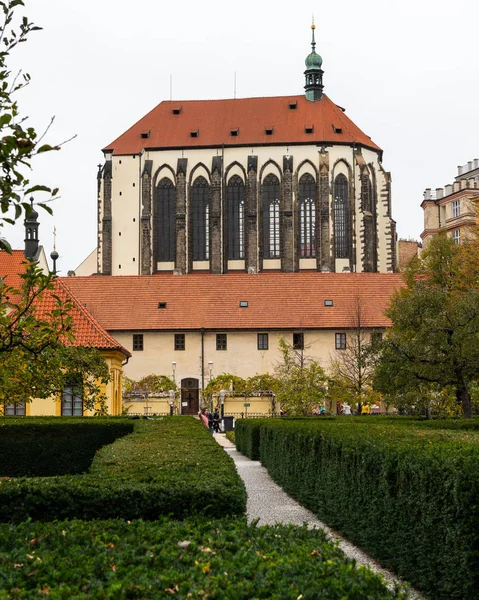 Igreja de Nossa Senhora das Neves em Praga em um dia nublado no outono — Fotografia de Stock