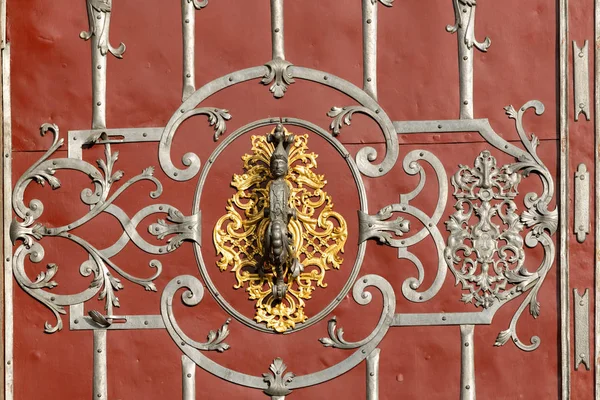 Hermoso pomo de plata y oro en una puerta roja —  Fotos de Stock