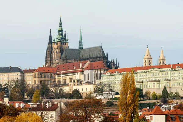 Cathédrale Saint-Vitus à Prague par une journée nuageuse en automne — Photo