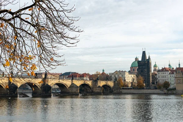 Karlův most a věž v Praze za oblačného dne na podzim — Stock fotografie