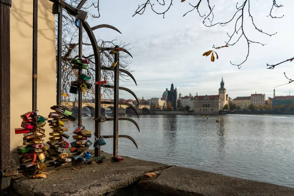 Visací zámky na železné bráně před Karlovým mostem v Praze — Stock fotografie