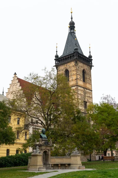 Nuovo municipio a Praga in una giornata nuvolosa in autunno — Foto Stock