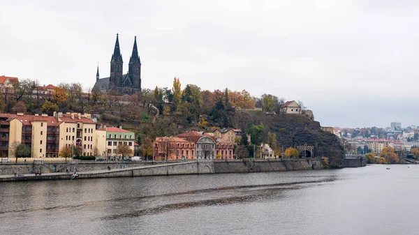 Pevnost Vyšehrad s katedrálou sv. Petra a sv. Pavla u Vltavy za oblačného dne na podzim — Stock fotografie