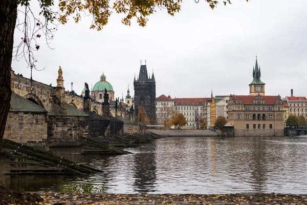 Karel brug en toren in Praag op een bewolkte dag in de herfst — Stockfoto