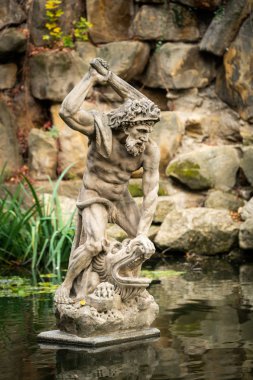 Sonbaharda Prag 'da bir parkta bir adamın heykeli.