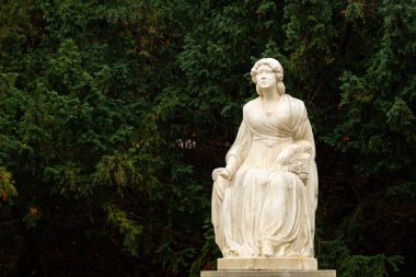 Prag 'da sonbaharda parkta bir kadın heykeli