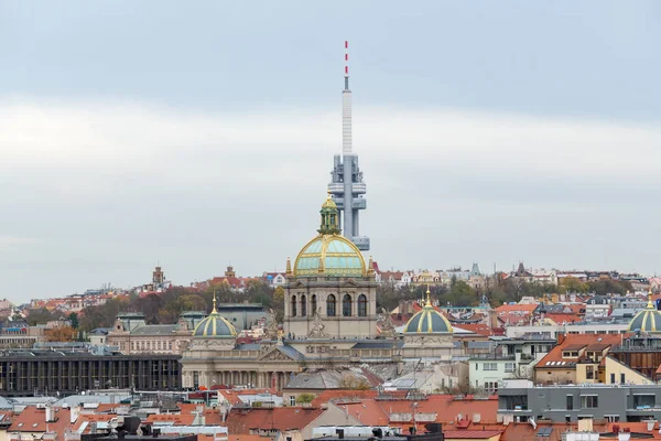 Paisaje urbano de Praga con museo nacional y torre de televisión en un día nublado en otoño — Foto de Stock