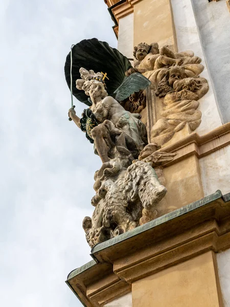 Adornos, esculturas en una antigua casa en Praga — Foto de Stock