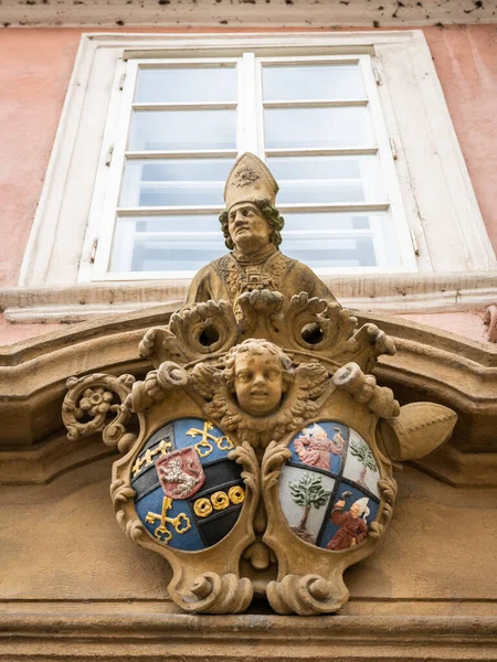 Adornos, esculturas en una antigua casa en Praga — Foto de Stock