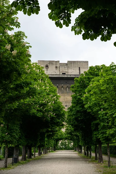 Башта протиповітряної оборони Ій у парку Огартен у Відні. — стокове фото