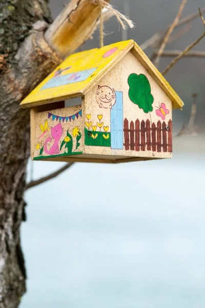 Vogelvoederstation in de vorm van een huis — Stockfoto