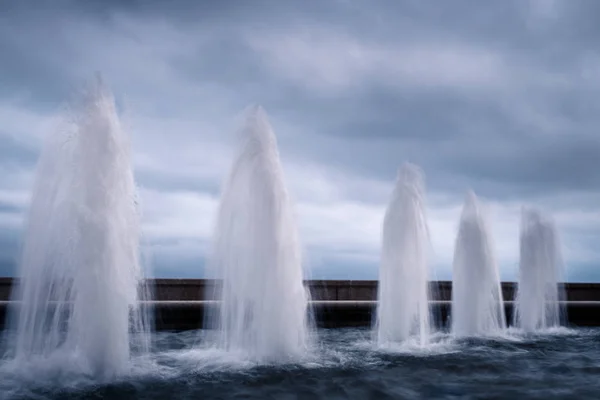 Primo piano di una fontana in una giornata nuvolosa in autunno — Foto Stock