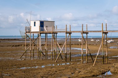 la rochelle yakınlarındaki bir plajda ahşaptan yapılmış boardwalk