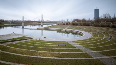 Viyana / Avusturya - 127 2019: Sonbaharda bulutlu bir günde Viyana 'da Tuna Nehri yakınlarındaki Kaisermuehlenbucht Arena