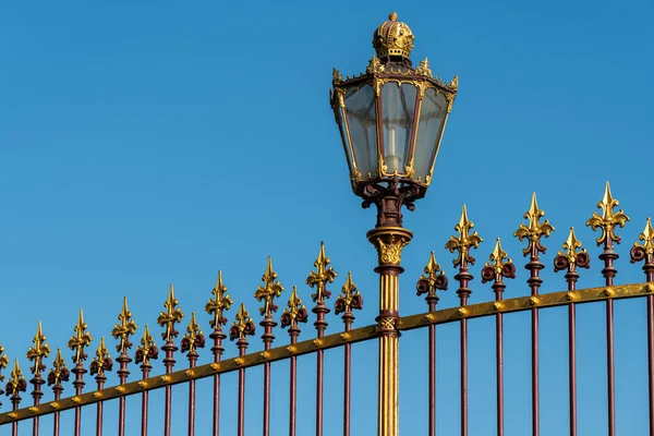 Dettaglio di una recinzione splendidamente decorata di un parco a Vienna — Foto Stock