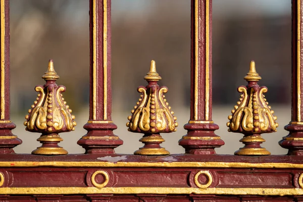 Detalle de una cerca bellamente decorada de un parque en Viena — Foto de Stock