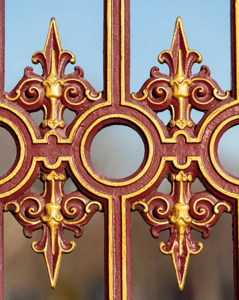 Detail van een prachtig versierd hek van een park in Wenen — Stockfoto