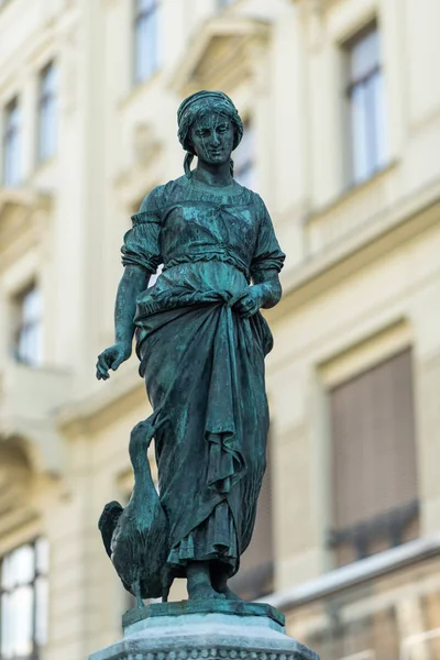 Estatua de una niña con un ganso, fuente en Viena — Foto de Stock