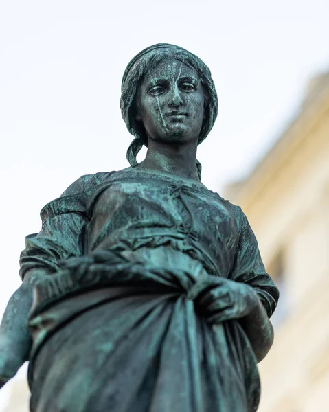 Статуя девушки с гусем, фонтан в Вене — стоковое фото