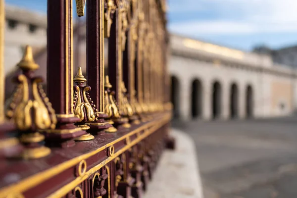 Detalle de una cerca bellamente decorada de un parque en Viena —  Fotos de Stock