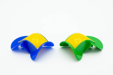 İki renkli burun ıslığı beyaz bir yeraltında yatıyor.