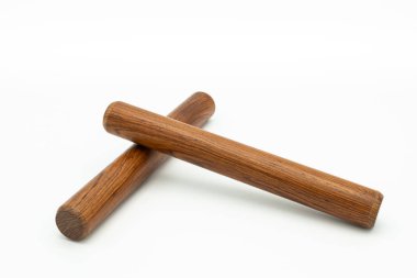 Beyaz bir yeraltında bir çift tahta pençe.