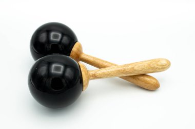 Beyaz bir yeraltında yatan bir çift siyah marakas.