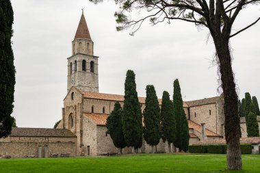 Sonbaharın sonlarında bulutlu bir günde Aquileia Katedrali