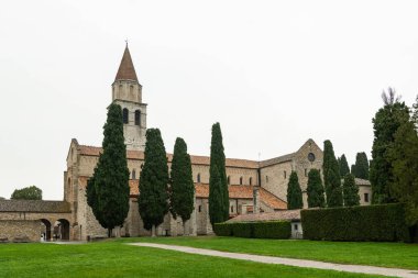 Sonbaharın sonlarında bulutlu bir günde Aquileia Katedrali