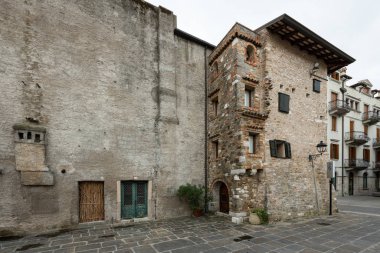 Grado 'da çok eski bir ev Sonbaharda bulutlu bir günde