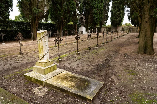 Cimetière d'Aquileia par temps nuageux à la fin de l'automne — Photo