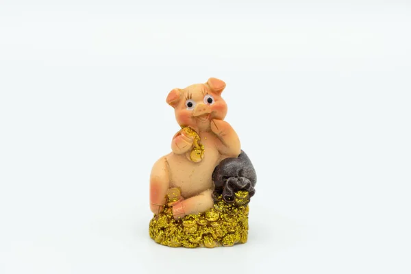 Beeldje van een kleine piggy zittend op een stapel van goud — Stockfoto