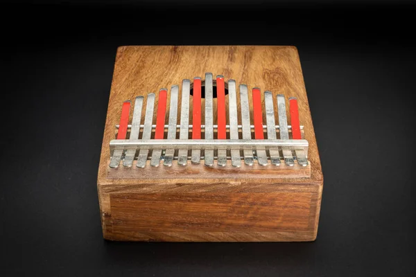 Piano pouce (Kalimba, Mbira) avec dents argent et rouge — Photo