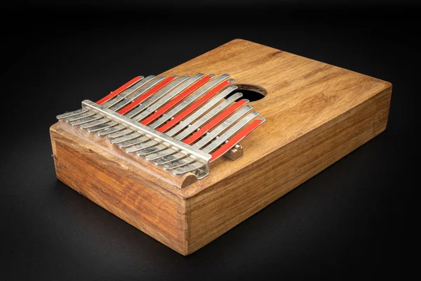 Tumpiano (Kalimba, Mbira) med silver och röda pinnar — Stockfoto