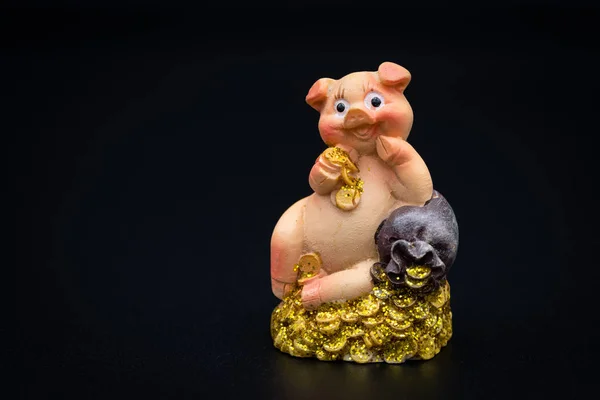 Beeldje van een kleine piggy zittend op een stapel van goud — Stockfoto