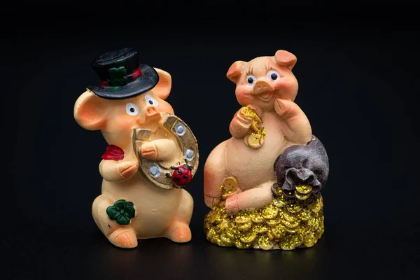 Deux figurines de cochons du Nouvel An, fond noir — Photo