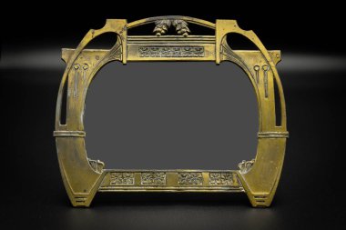 Metalden yapılmış eski bir vintage çerçeve, siyah arkaplan