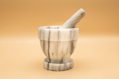 Taştan yapılmış küçük bir mutfak havanı ve tokmağı.