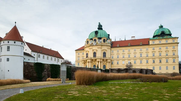 Abadia de Klosterneuburg mosteiro em um dia nublado — Fotografia de Stock
